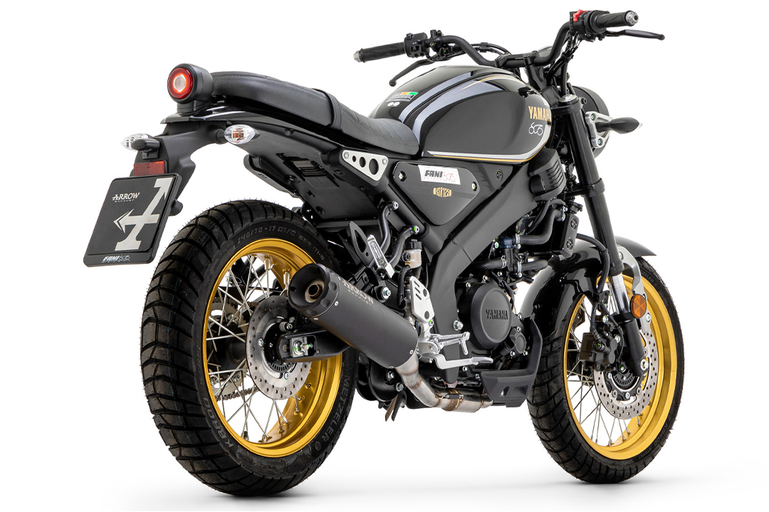 ARROW Escape REBEL DARK Slip-On con tapa final de aluminio para Yamaha XSR 125 año de modelo 2022-