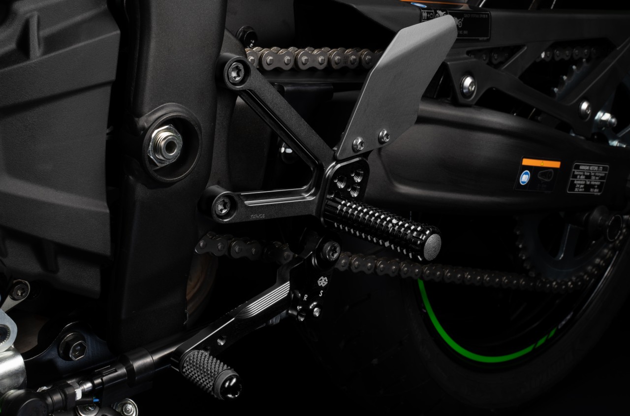 GILLES FXR2 Sistema de reposapiéses negro para Kawasaki ZX-4R 2023-