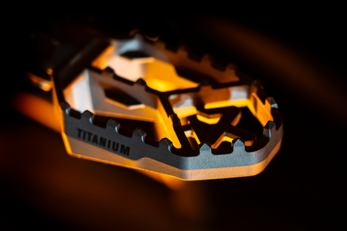 Akrapovic Adenture Fußrasten Titan für BMW R1150GS, R1200GS, R1250GS,R1300GS, R12 ninet, R12, R12 G/Sm, Adventure