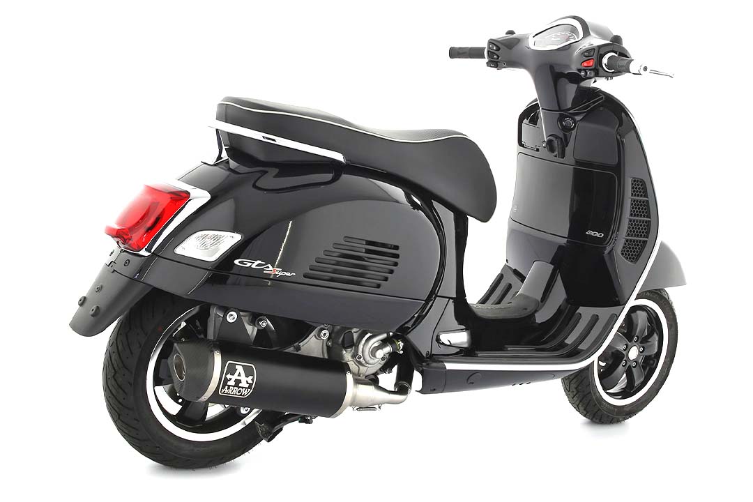 ARROW Escape DARK URBAN con tapa de carbono para Piaggio Vespa GTS300 2021-, GTV300 2023-, Aluminio negro