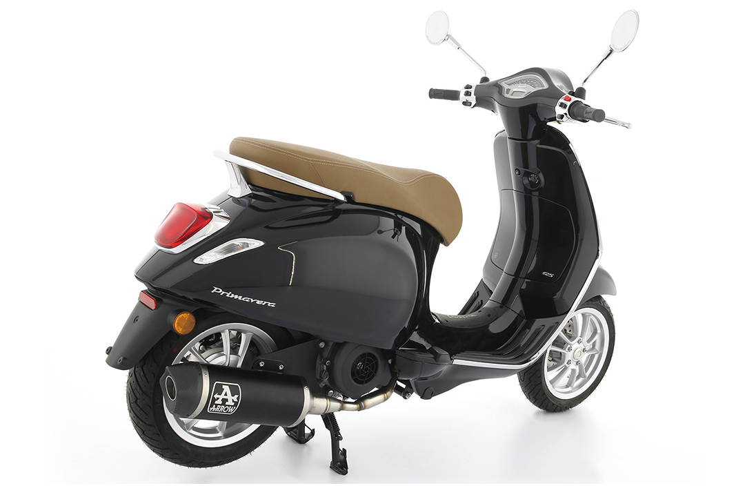 ARROW Escape URBAN con tapa de extremo de carbono para Piaggio Vespa Primavera 125 año del modelo 2021-