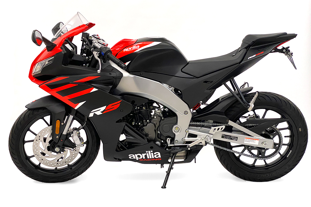 Soporte de matrícula alpha Technik para Aprilia RS125 y Tuono 125, Tipo XA / XT, Año del modelo 2021-