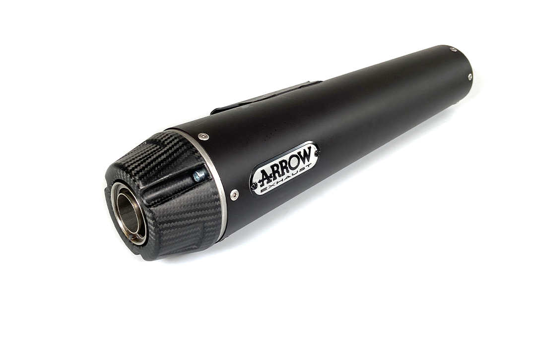 Silenciador trasero ARROW DARK REBEL de acero inoxidable negro con tapa final de carbono para Kawasaki Vulcan S 650/S 650 (Cafe) año de modelo 2017-2020