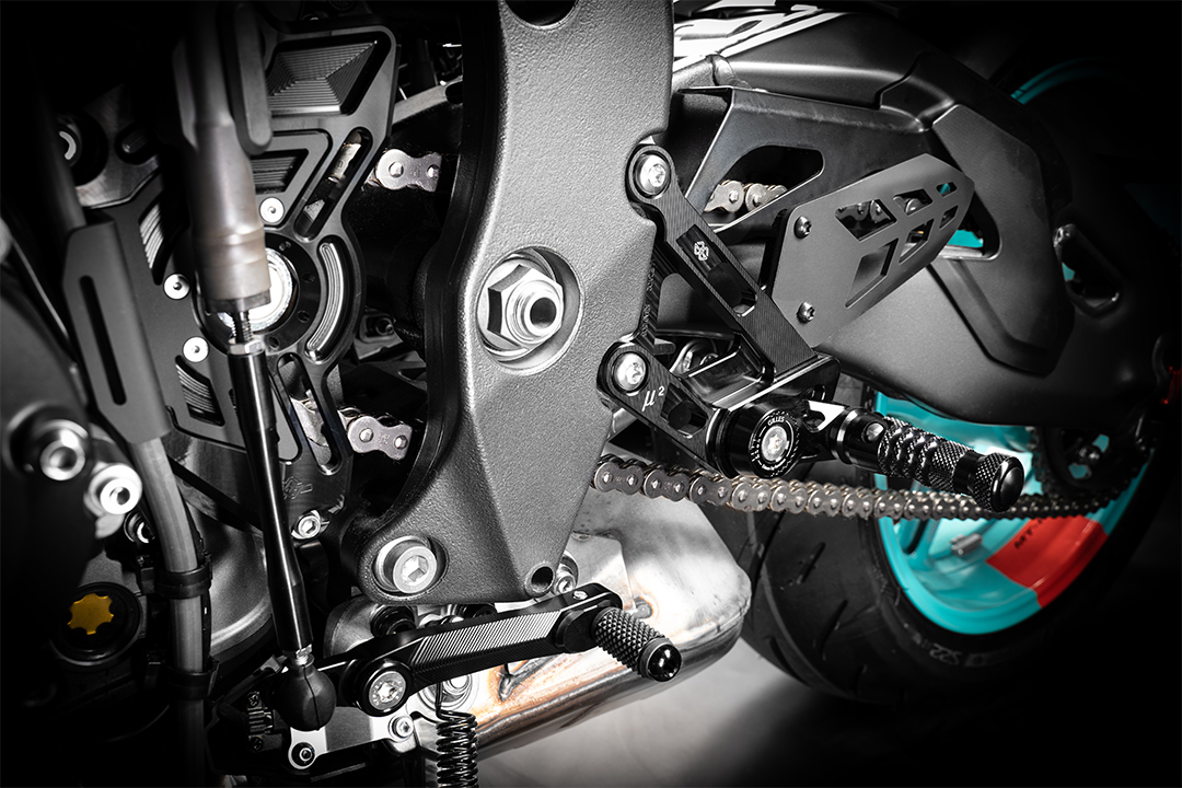 Sistema de estriberas GILLES MUE2 para Yamaha MT-10 año de modelo 2022-