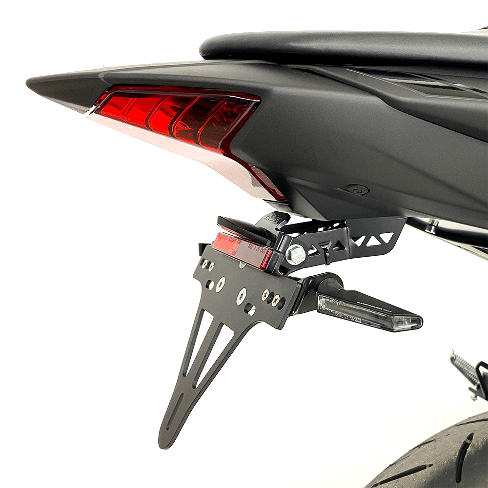 Soporte de matrícula alpha Technik para Yamaha YZF-R3 / YZF-R3A / MT-03 / MTN320-A Año del modelo 2015-
