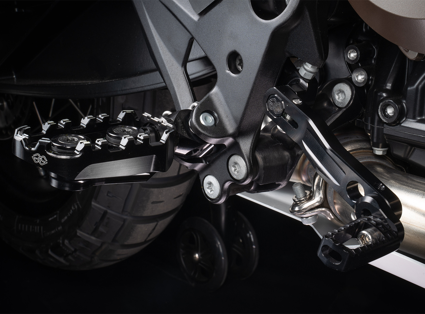Estriberas Gilles TECH-X Enduro reposapiésen con ABE para Aprilia Tuareg 660 a partir de 2022, negras
