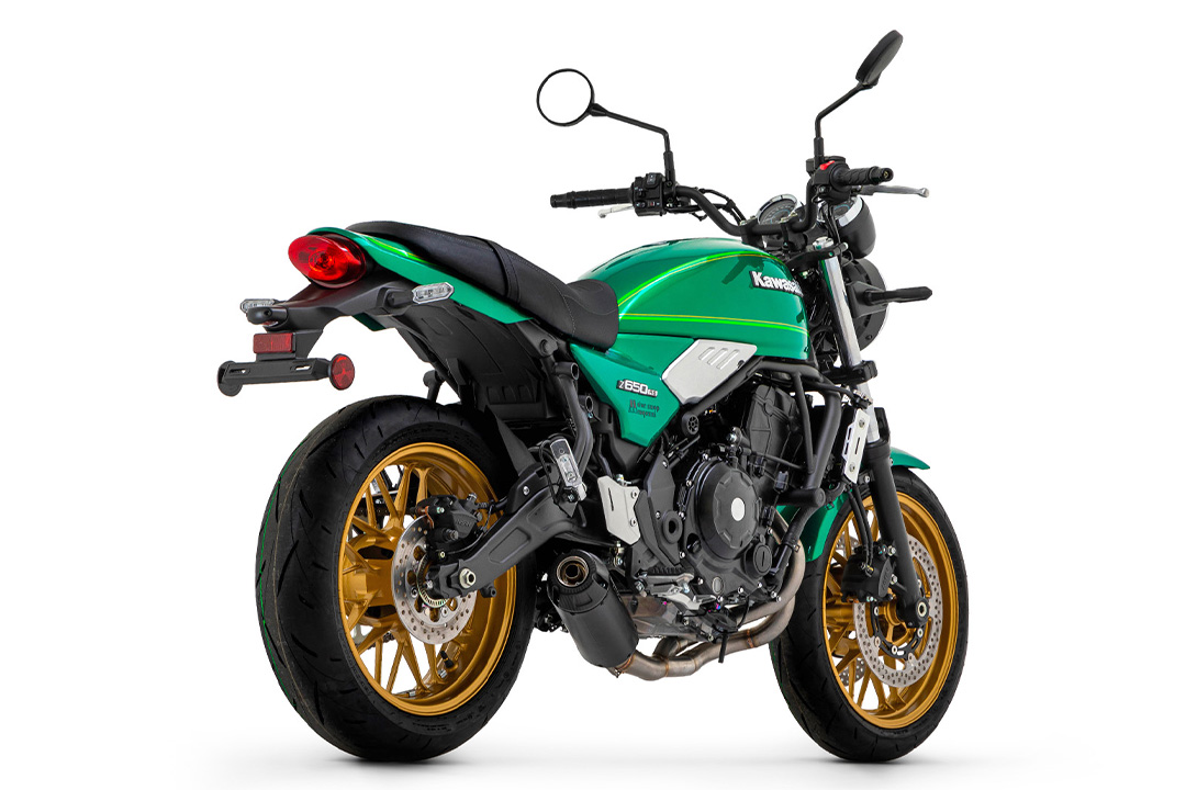 Sistema completo de escape ARROW DARK REBEL con tapa de carbono para Kawasaki Z650 RS año de modelo 2021-