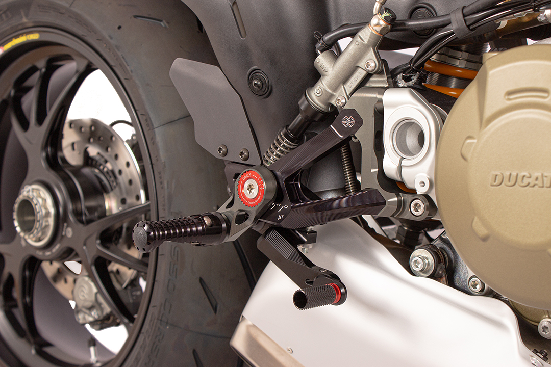 GILLES MUE2 Sistema de estriberas MUE2-D02-B para Ducati Streetfighter 1103 V4S 2020