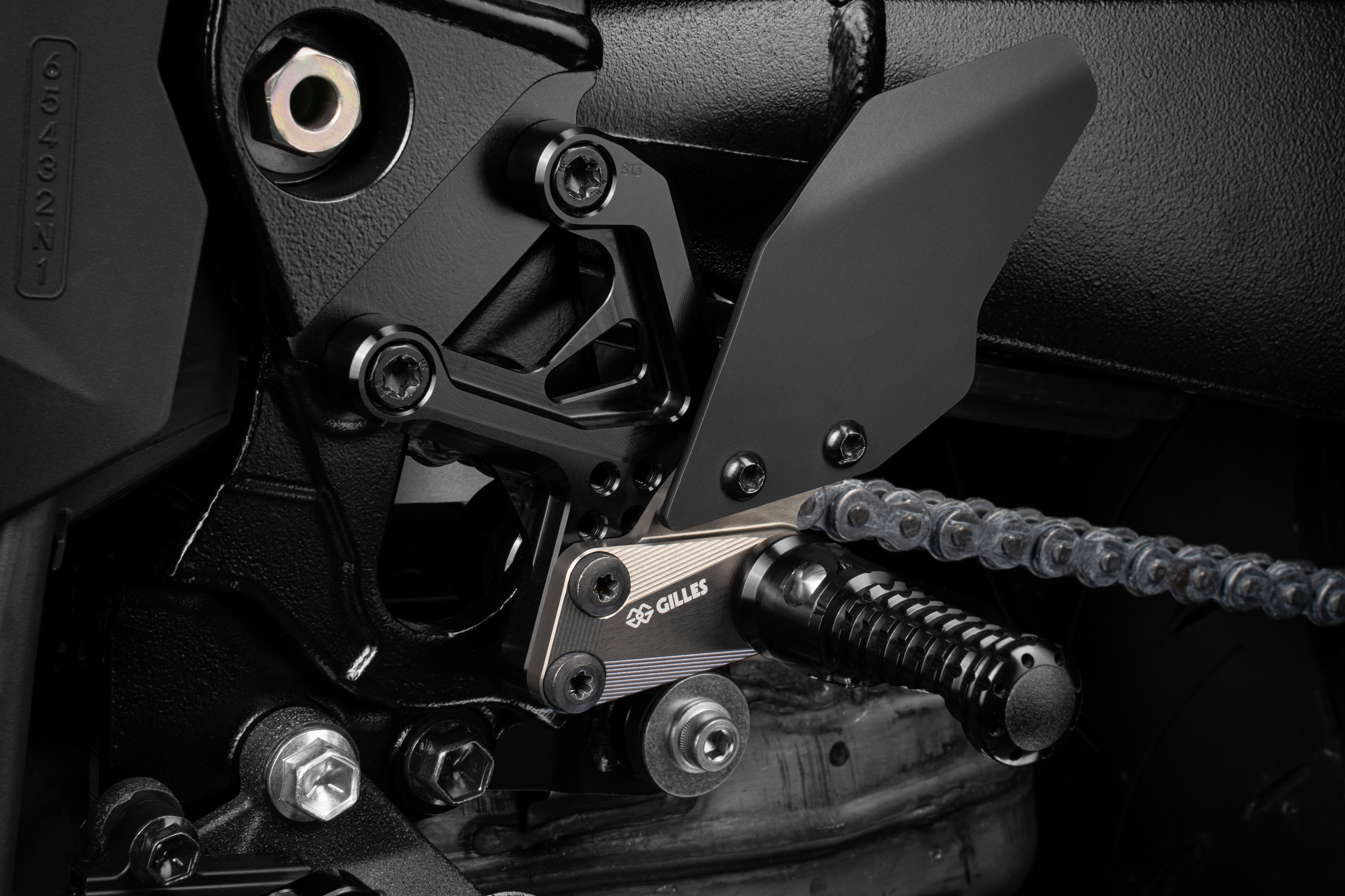 Sistema de reposapiés GILLES AS31GT3 reposapiés negro para Suzuki GSX-8S 2023- / GSX-8R 2024-