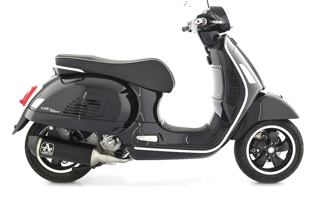 ARROW Escape DARK URBAN con tapa de carbono para Piaggio Vespa GTS300 2021-, GTV300 2023-, Aluminio negro