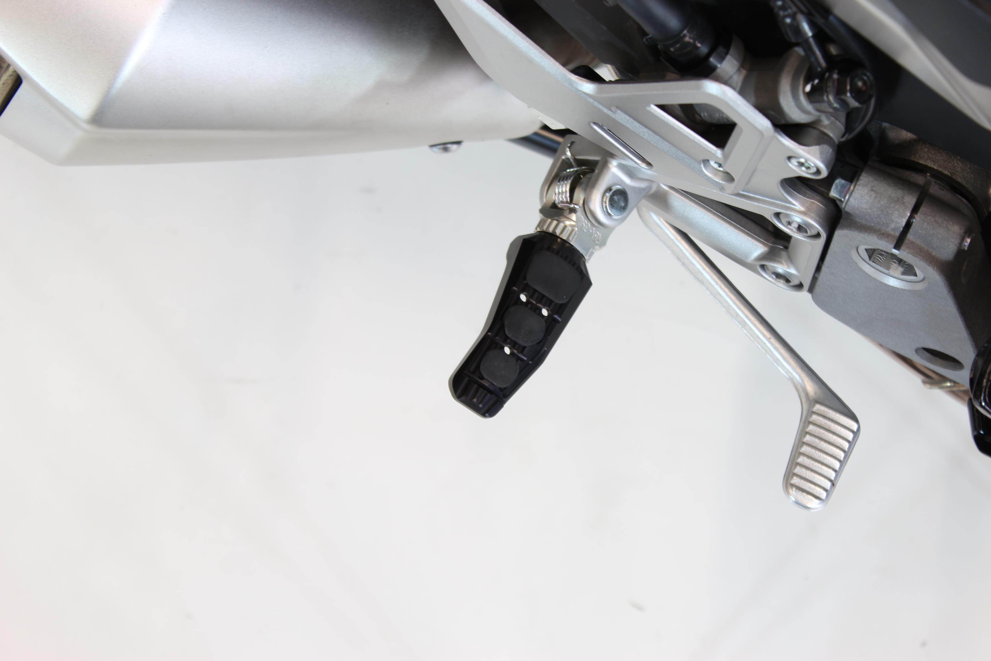 Kit de estriberas de repuesto Gilles Touring, Pasajero, negro para BMW 1300GS, Aprilia Tuono 660, RS660, Moto Guzzi V100