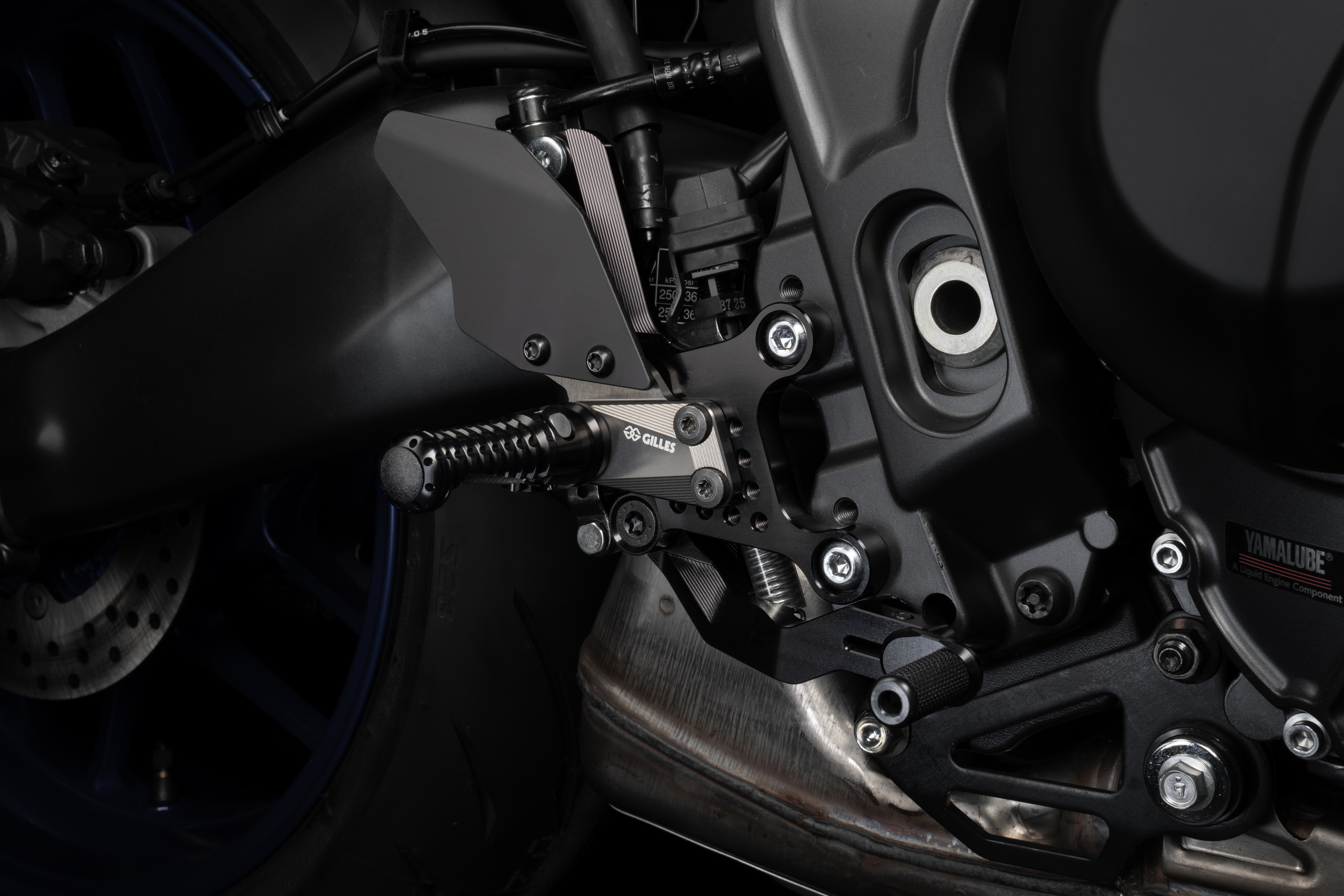 Sistema de estriberas GILLES AS31GT3 negro para Yamaha MT09, RN87, XSR900GP, RN96 2024-