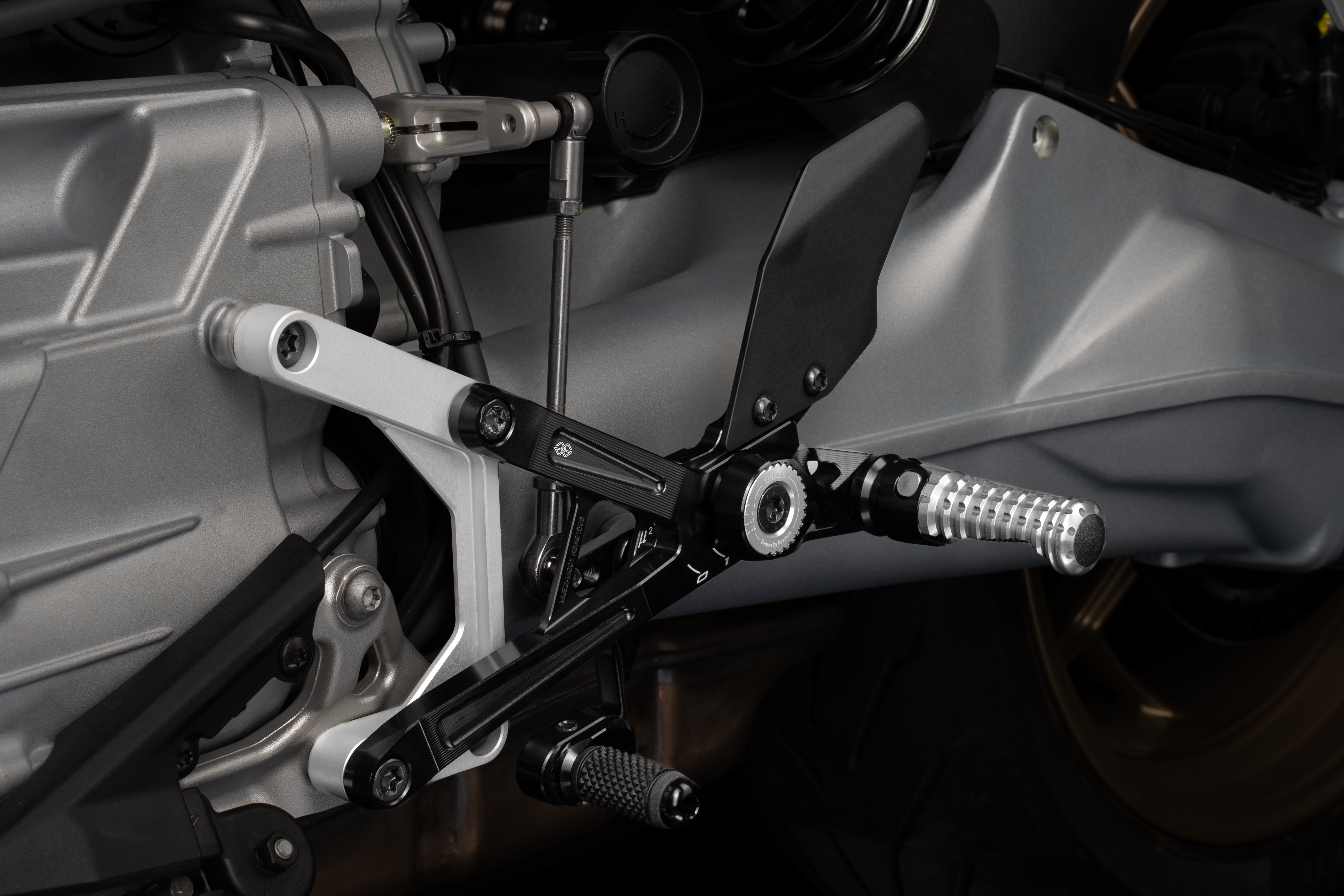 GILLES MUE2 Sistema de reposapiés para Moto Guzzi V100 Stelvio 2023-