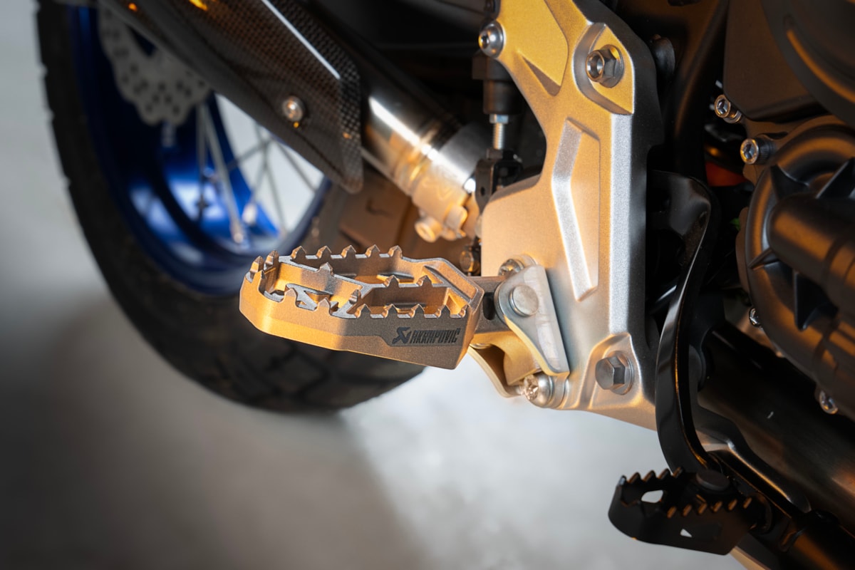 Estriberas Akrapovic Adventure de Titanio para Yamaha Ténéré 700, 2019-