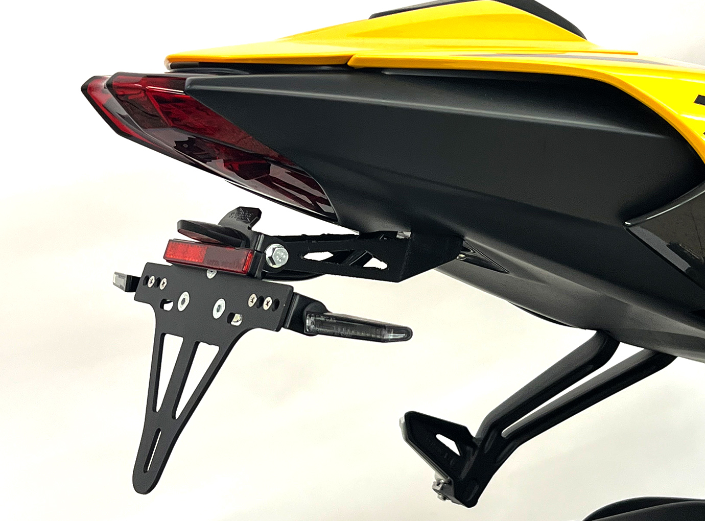 Soporte de matrícula alpha Technik para Triumph Street Triple RS, a partir del modelo 2023-