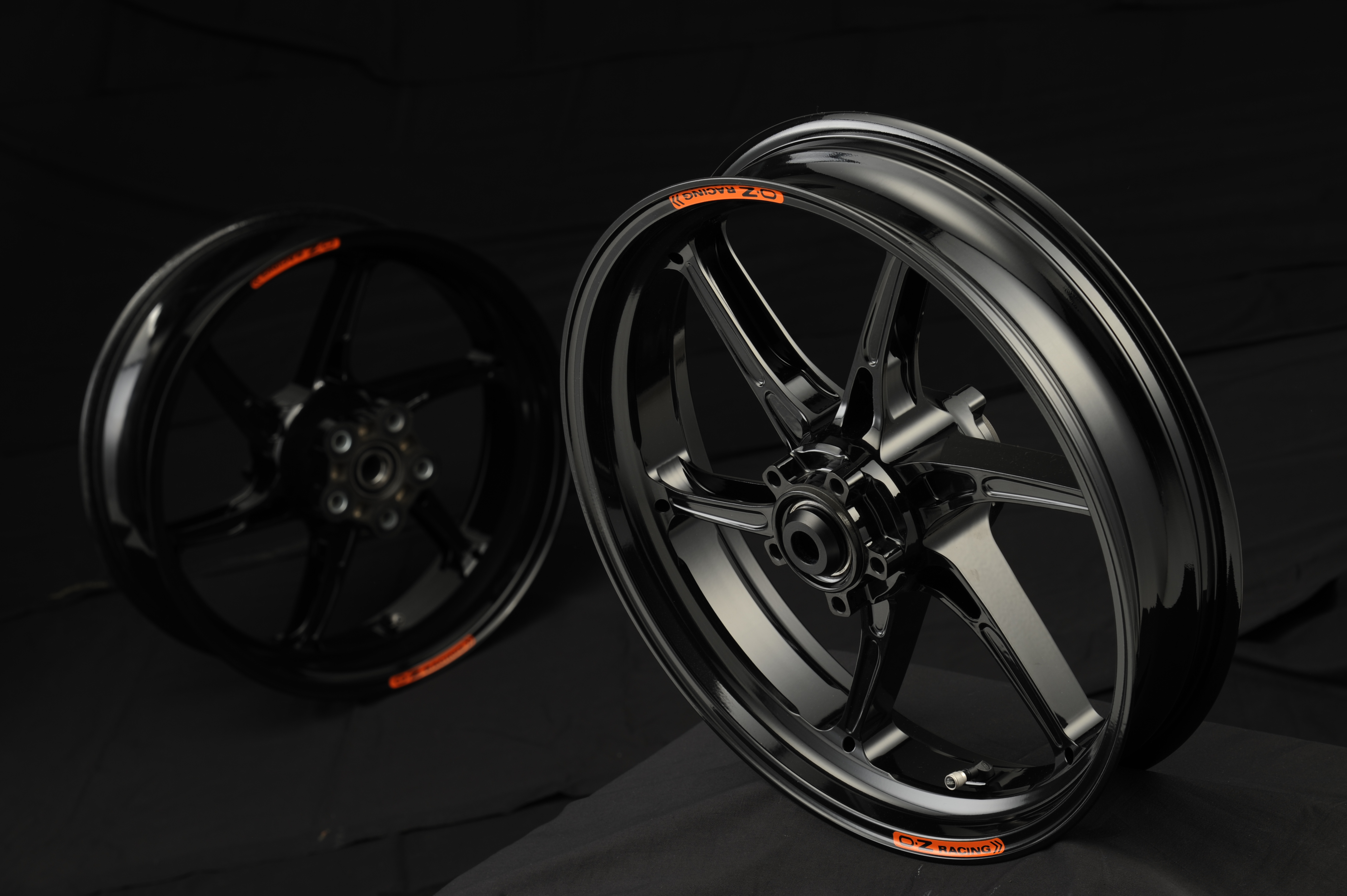Juego de llantas OZ Cattiva de magnesio, pintado en negro mate, para Ducati Panigale V4, año de modelo 2025
