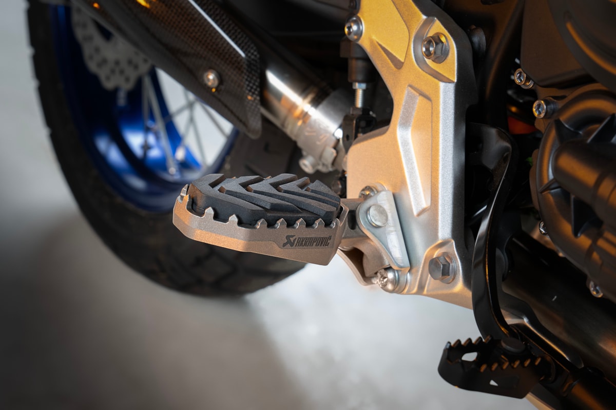Estriberas Akrapovic Adventure de Titanio para Yamaha Ténéré 700, 2019-