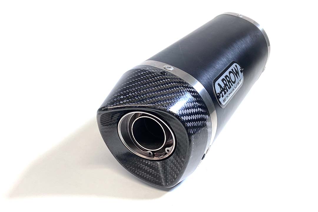 Escape ARROW DARK THUNDER para Yamaha MT07 / Tracer 700 2014-2020, aluminio negro con tapa final de carbono (Solo con colector ARROW)