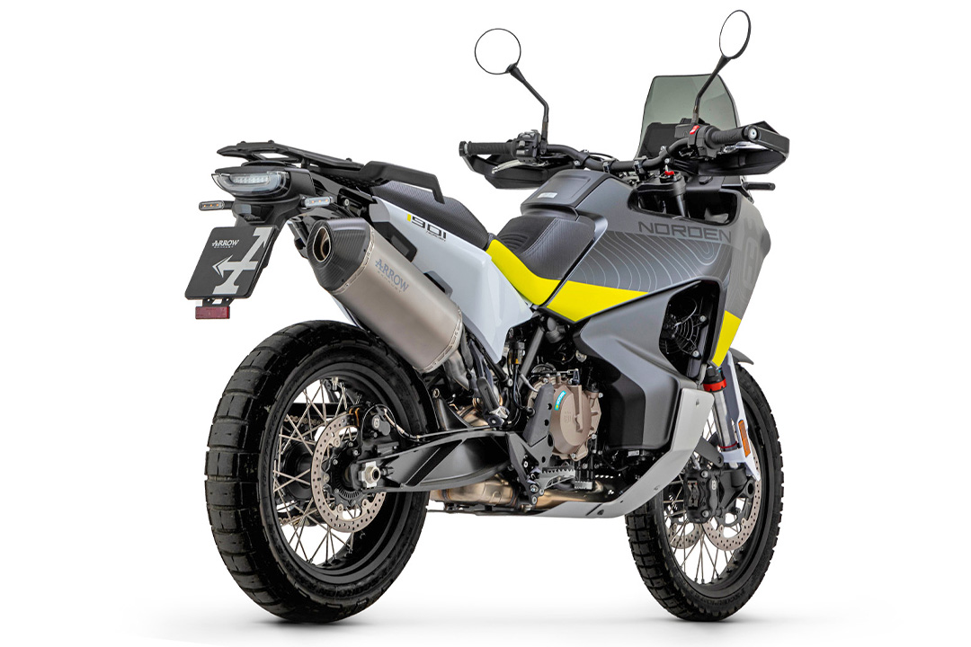 Escape ARROW SONORA Titanio para Husqvarna Norden 901 2022- / KTM 890 Adventure 2021- / KTM 790 Adventure 2019- / 890 SMT 2023-