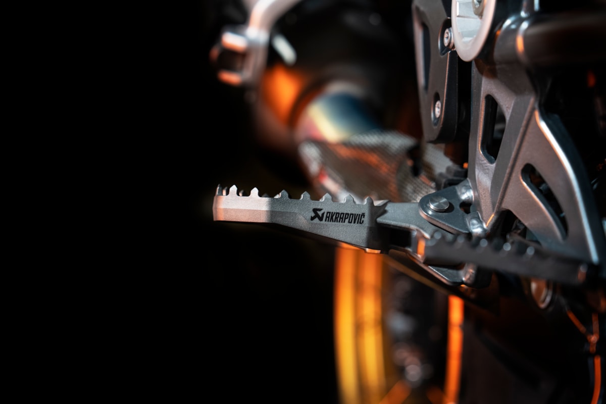 Akrapovic Adenture Fußrasten Titan für BMW R1150GS, R1200GS, R1250GS,R1300GS, R12 ninet, R12, R12 G/Sm, Adventure