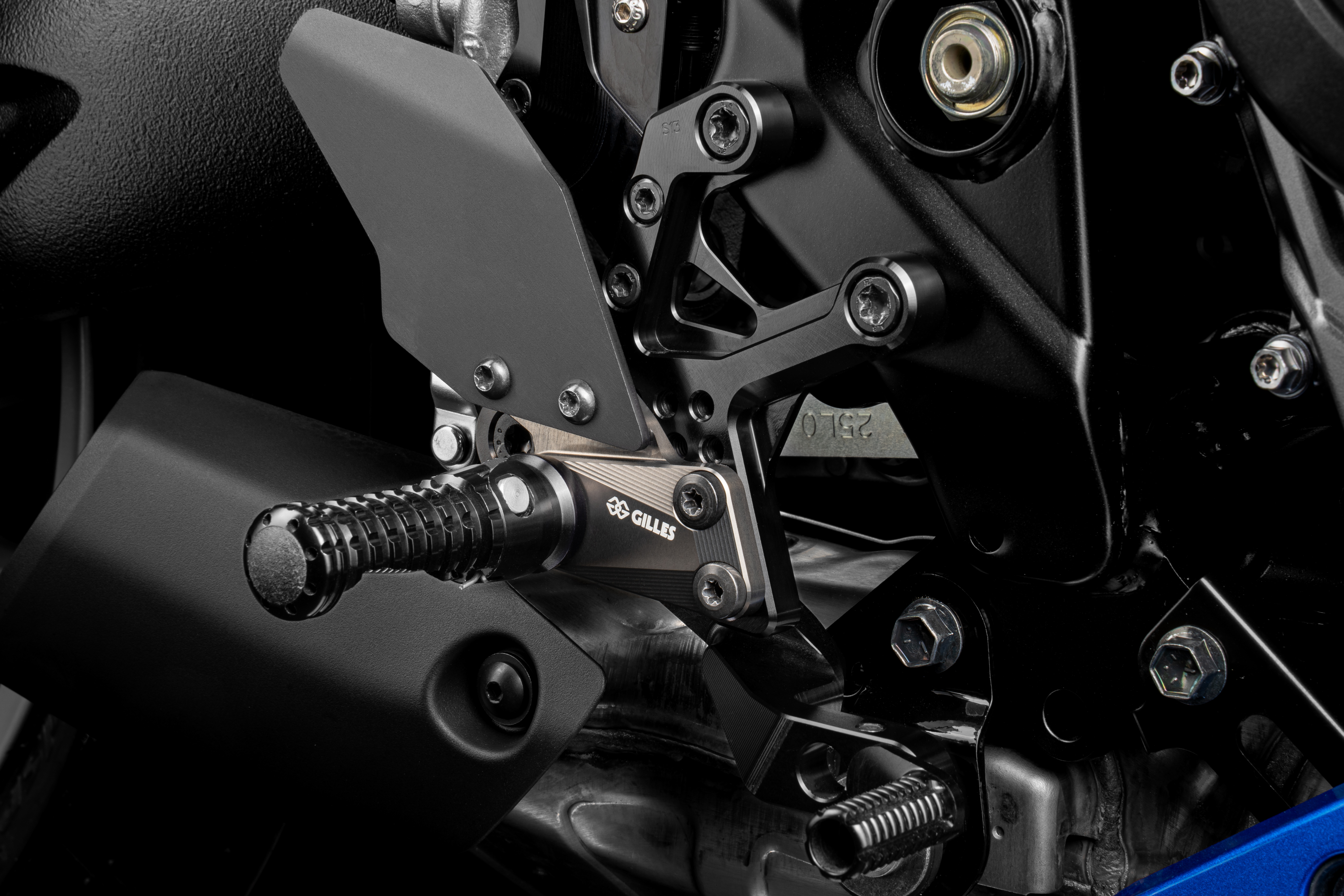 Sistema de reposapiés GILLES AS31GT3 reposapiés negro para Suzuki GSX-8S 2023- / GSX-8R 2024-