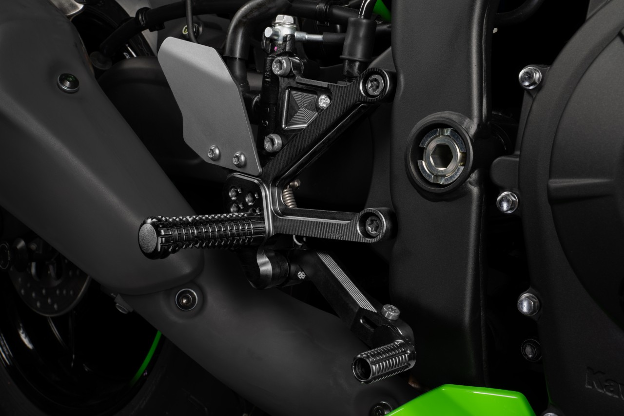 GILLES FXR2 Sistema de reposapiéses negro para Kawasaki ZX-4R 2023-