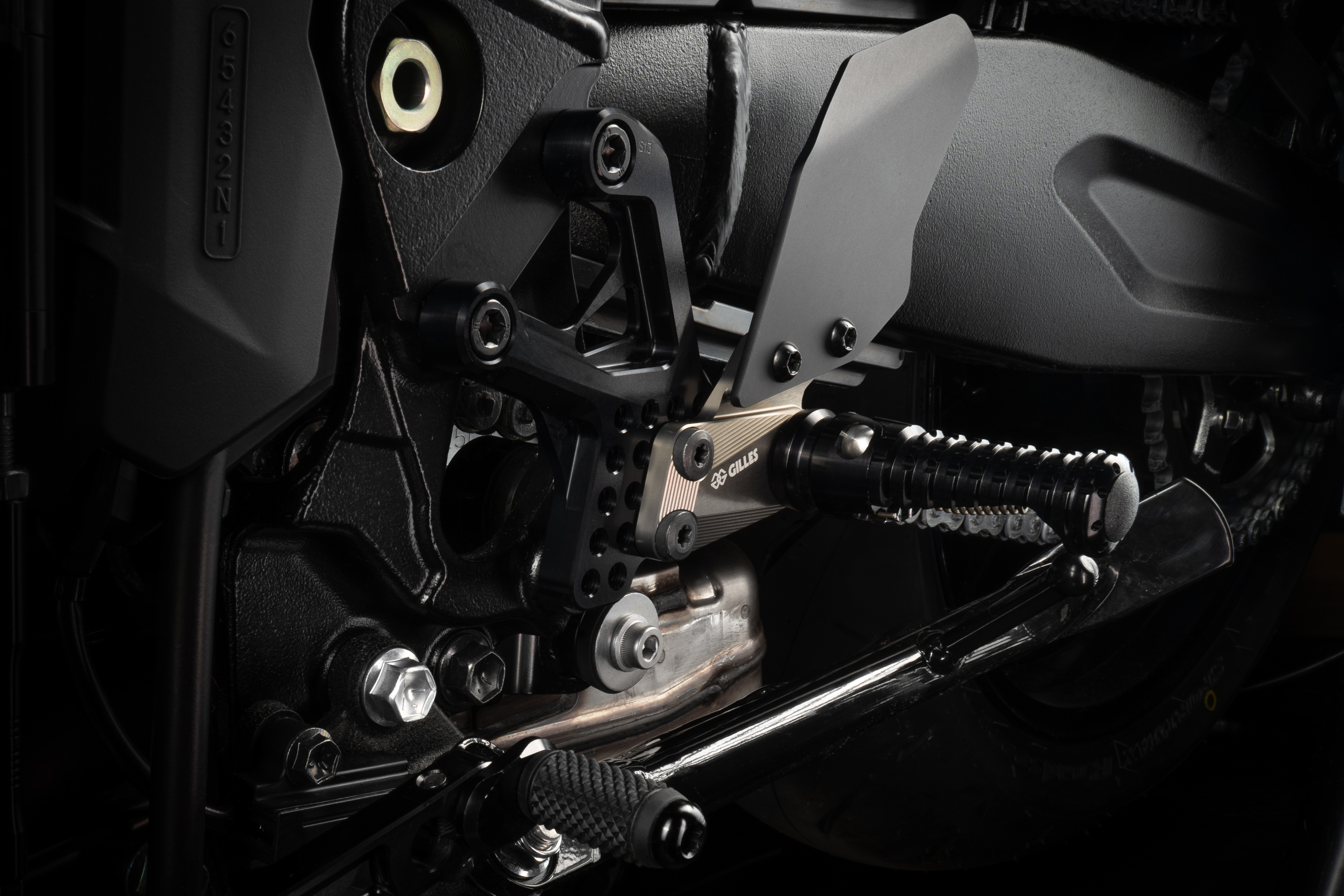 Sistema de reposapiés GILLES AS31GT3 reposapiés negro para Suzuki GSX-8S 2023- / GSX-8R 2024-