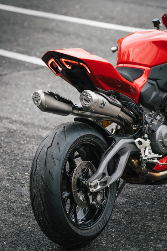 Akrapovic Evolution Line (Titanium) sistema de escape para Ducati Panigale V2, Streetfighter V2, 2025-