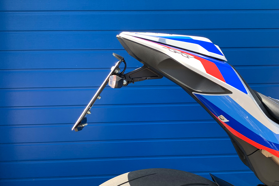 Soporte de Matrícula alpha Technik de Aluminio Fresado con Contorno para BMW S1000RR; TIPO 2R99; Año de Modelo 2019-