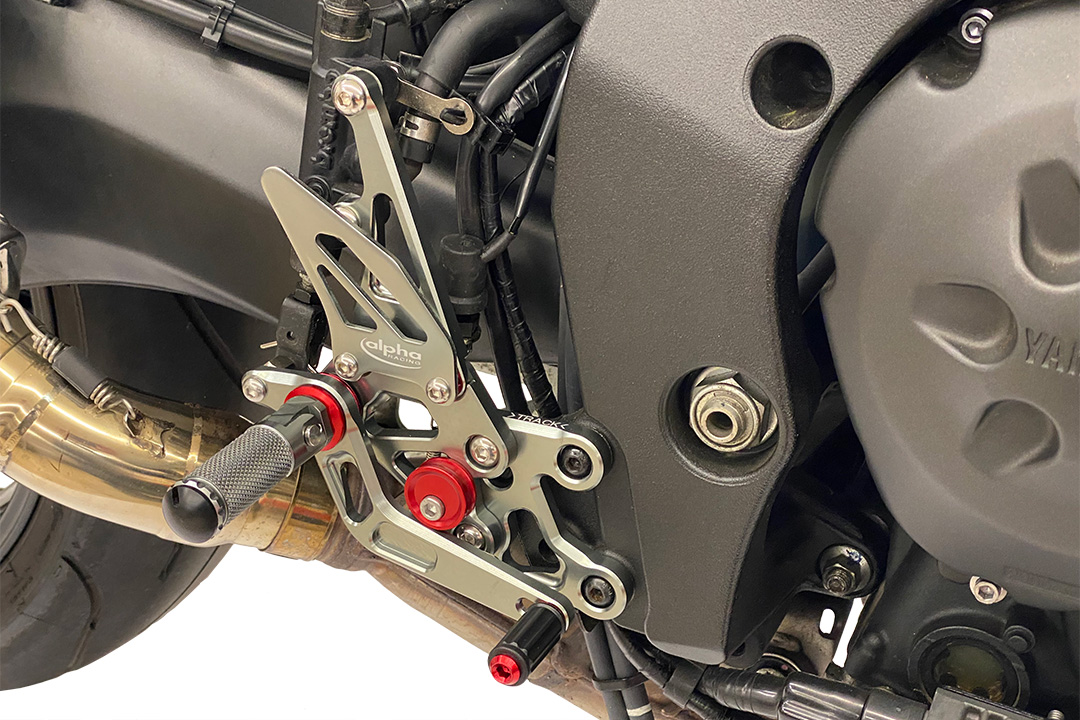 >TRACK< Sistema de Estriberas de color titanio Yamaha FZ1 (Fazer) 2006-2015 / FZ8 (Fazer) 2010-2013 ABE