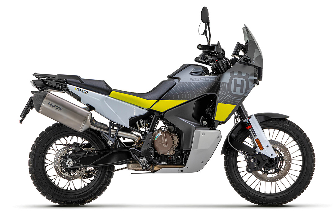 Escape ARROW SONORA Titanio para Husqvarna Norden 901 2022- / KTM 890 Adventure 2021- / KTM 790 Adventure 2019- / 890 SMT 2023-