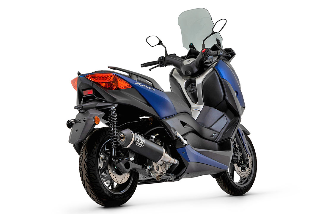 Escape ARROW DARK URBAN para Yamaha X-Max 300 y Tricity 300 desde el año de modelo 2021-, con tapa de extremo de acero inoxidable