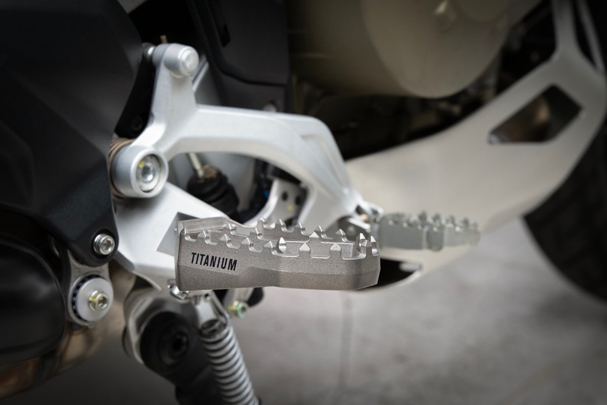 Akrapovic Adventure estriberas de titanio para Ducati Multistrada V2, S, V4, S, RS, Rally