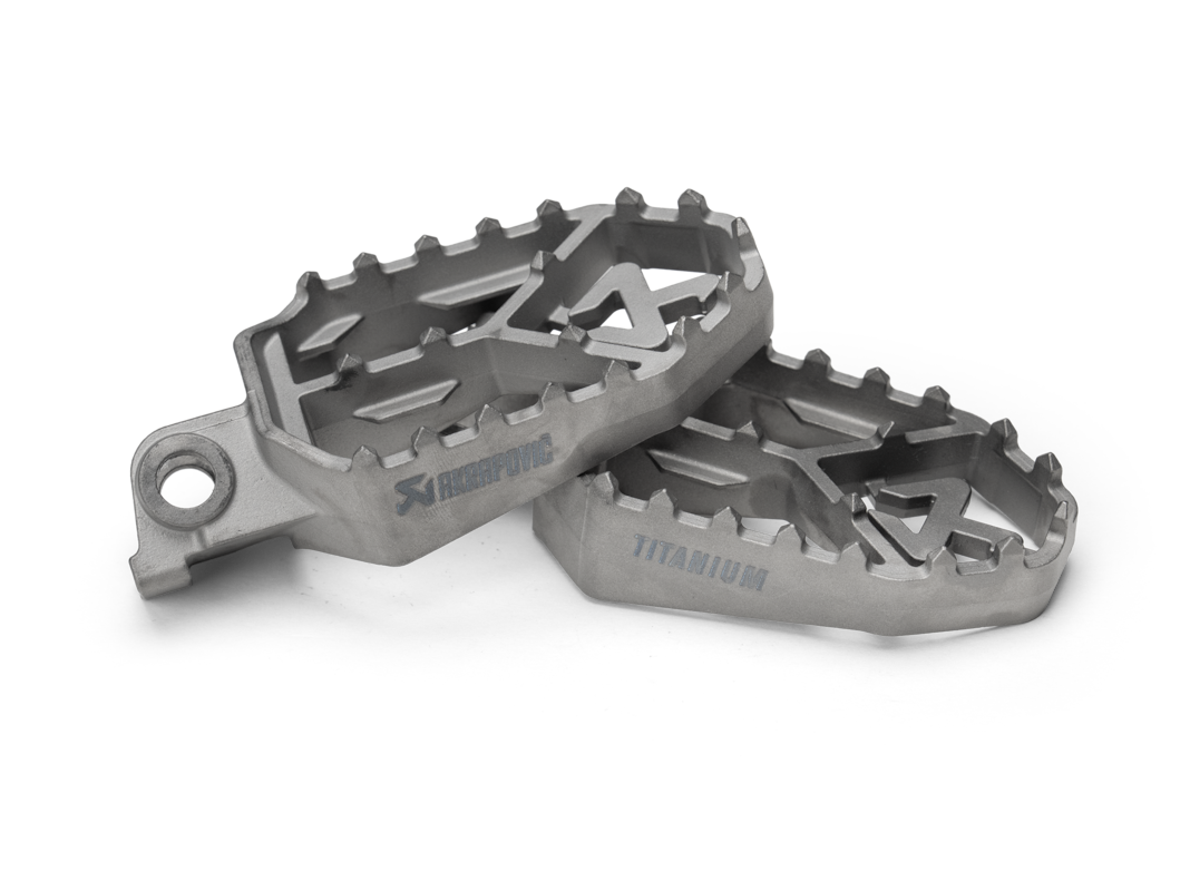 Akrapovic Adventure reposapiésen de Titanio para modelos KTM, Husqvarna y GasGas