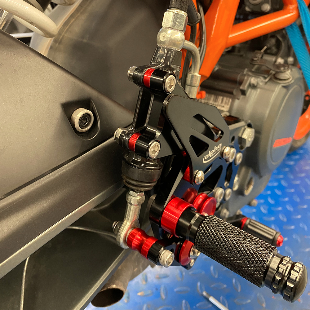 >TRACK< Sistema de estriberas negro KTM RC390 2014- ABE