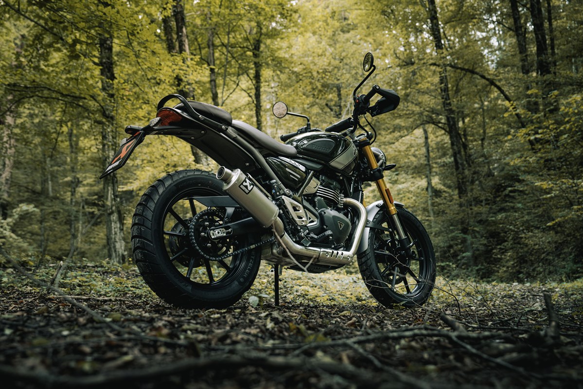 Silenciador Akrapovic Slip-On Line (Titanio) para Triumph Scrambler 400 X, 2023-2024