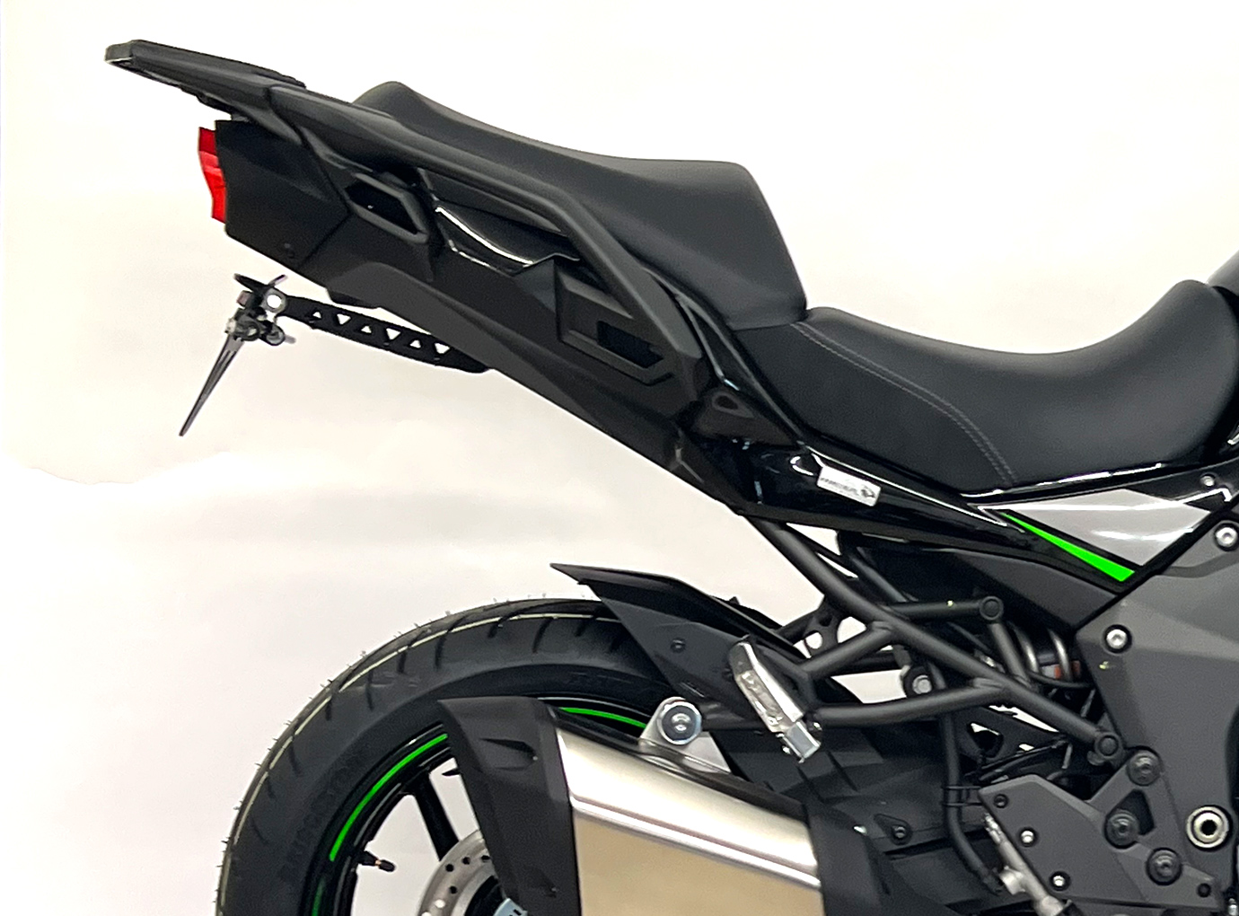 Soporte de matrícula alpha Technik para Kawasaki Versys 1000, Tipo LZT00C, a partir del año de modelo 2019 - y Versys 1100, Tipo LZT10A, año de modelo 2025-