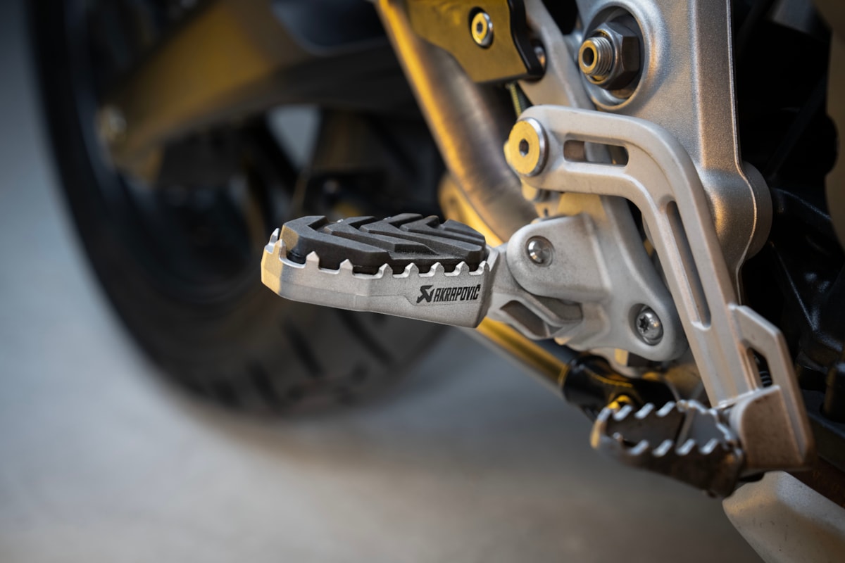 Estriberas Akrapovic Adventure de Titanio para Triumph, Tiger 1200 GT, Rally, modelos Tiger 800 X, Tiger 850, 900, Tiger Sport 660