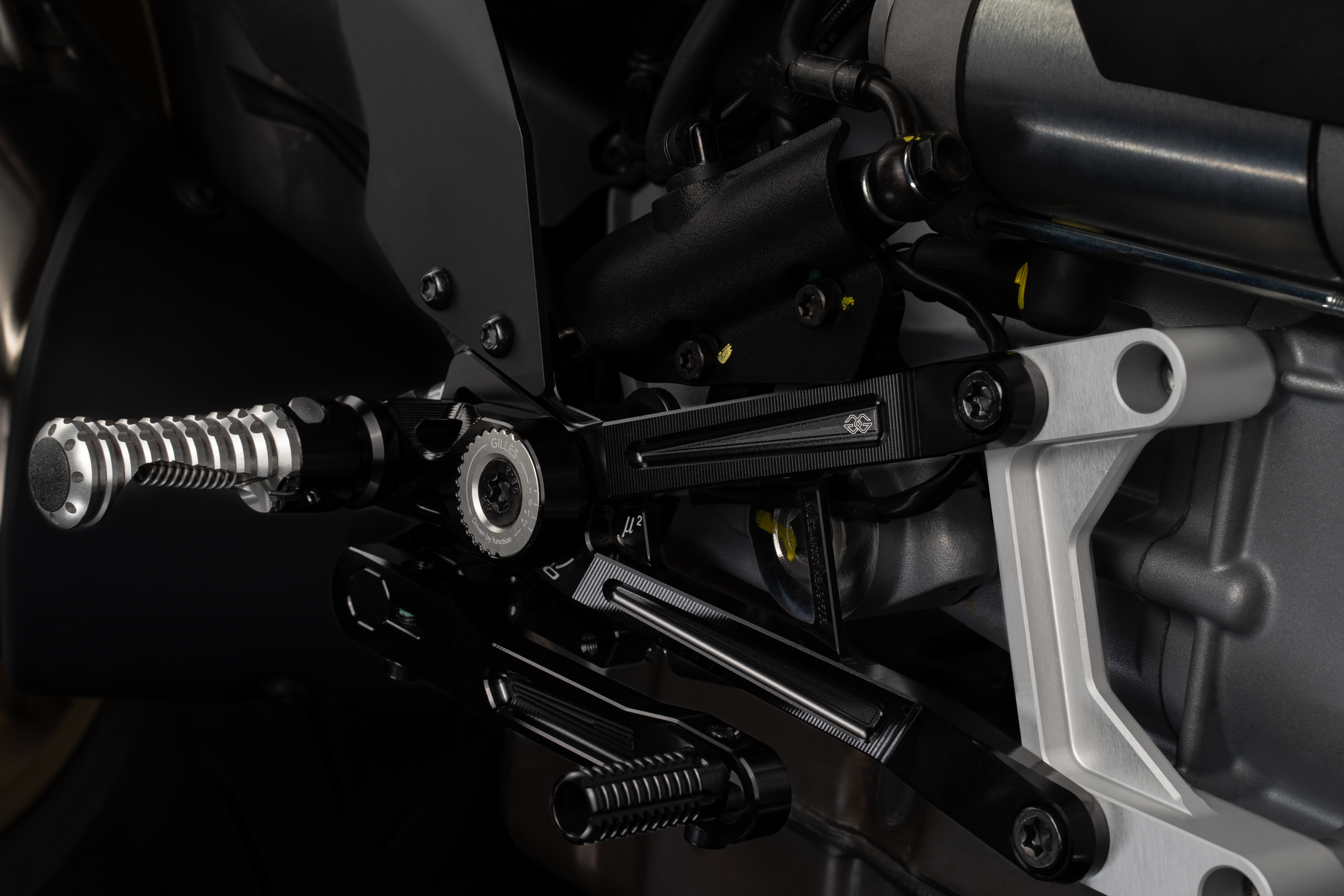GILLES MUE2 Sistema de reposapiés para Moto Guzzi V100 Stelvio 2023-