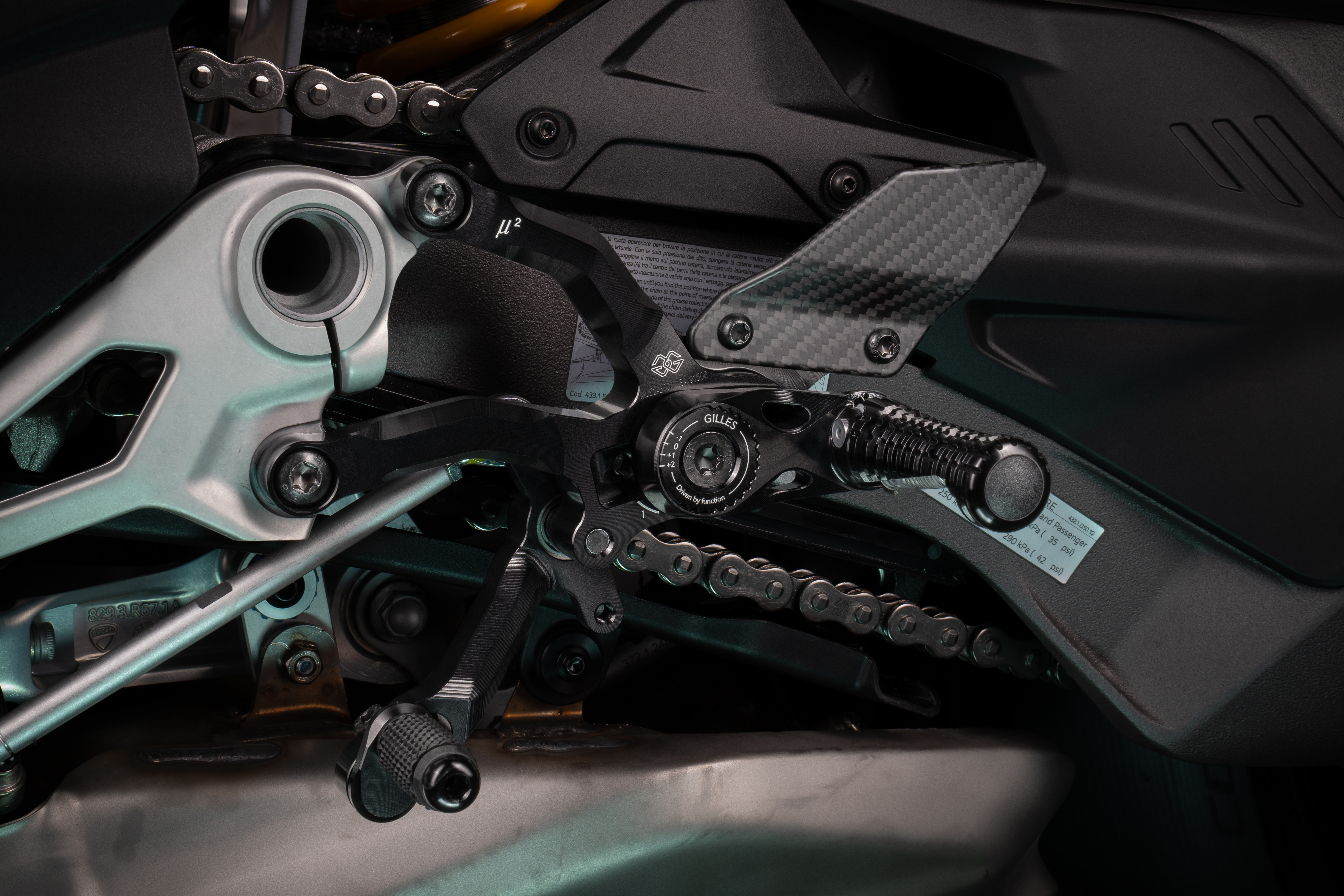 Sistema de estriberas GILLES MUE2 para Ducati Streetfighter V4, S, 2025-