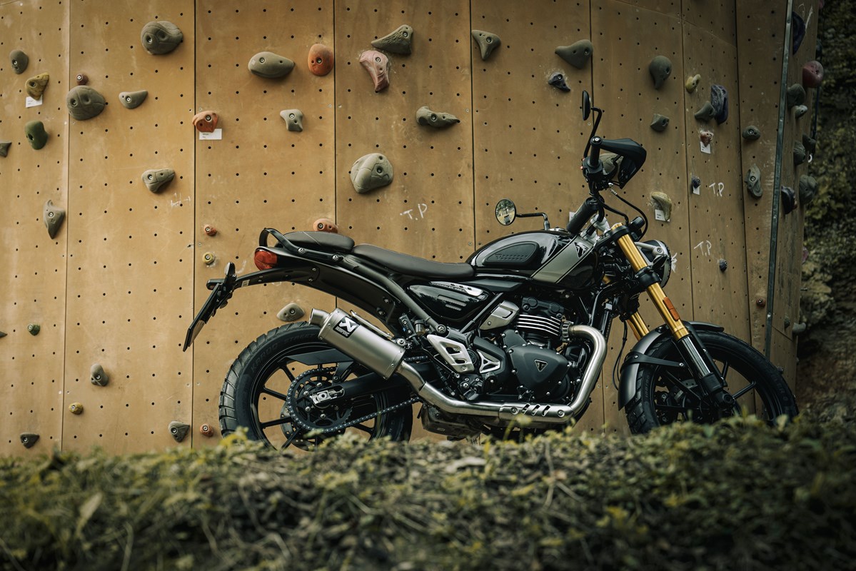 Silenciador Akrapovic Slip-On Line (Titanio) para Triumph Scrambler 400 X, 2023-2024