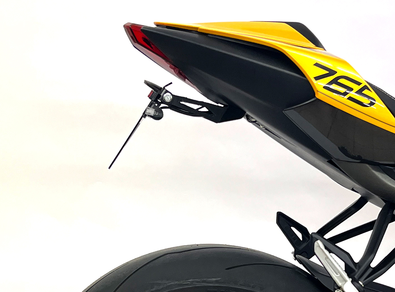 Soporte de matrícula alpha Technik para Triumph Street Triple RS, a partir del modelo 2023-