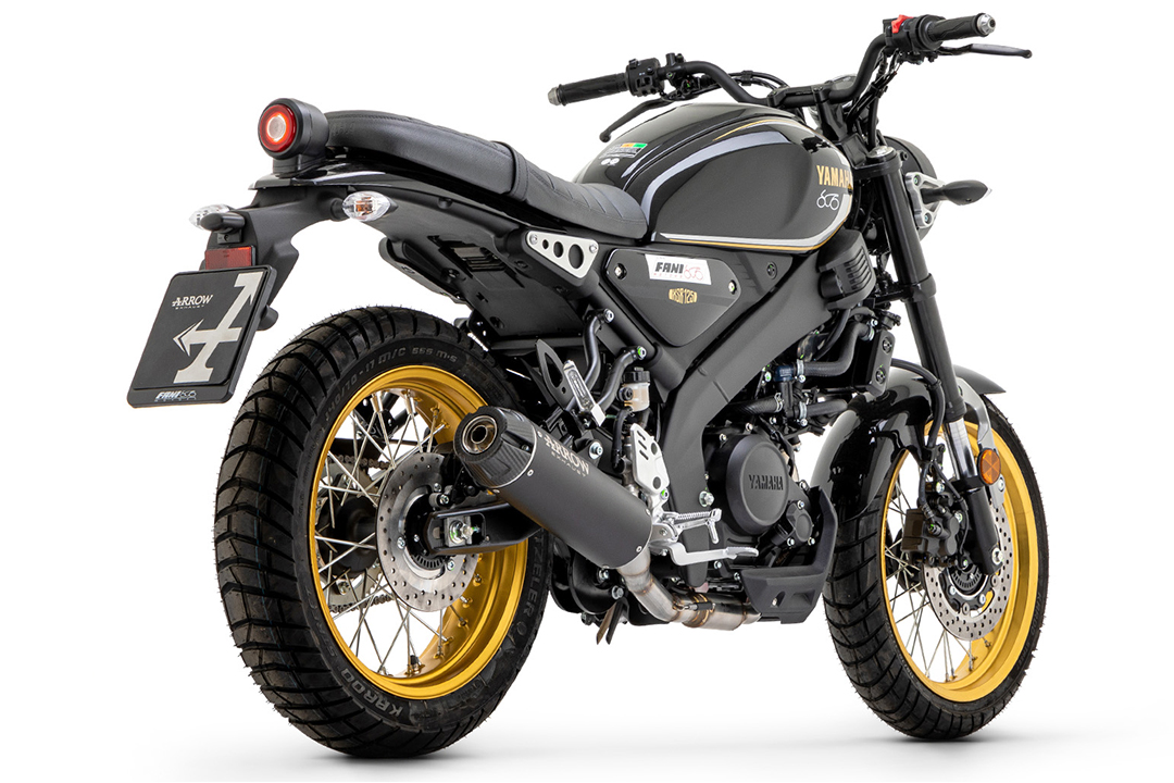 ARROW Escape REBEL DARK Sip-On con tapa final de carbono para Yamaha XSR 125 año del modelo 2022-