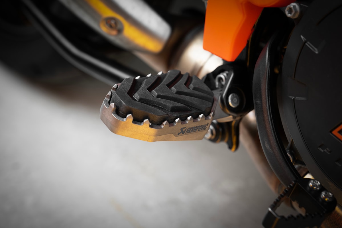 Akrapovic Adventure reposapiésen de Titanio para modelos KTM, Husqvarna y GasGas