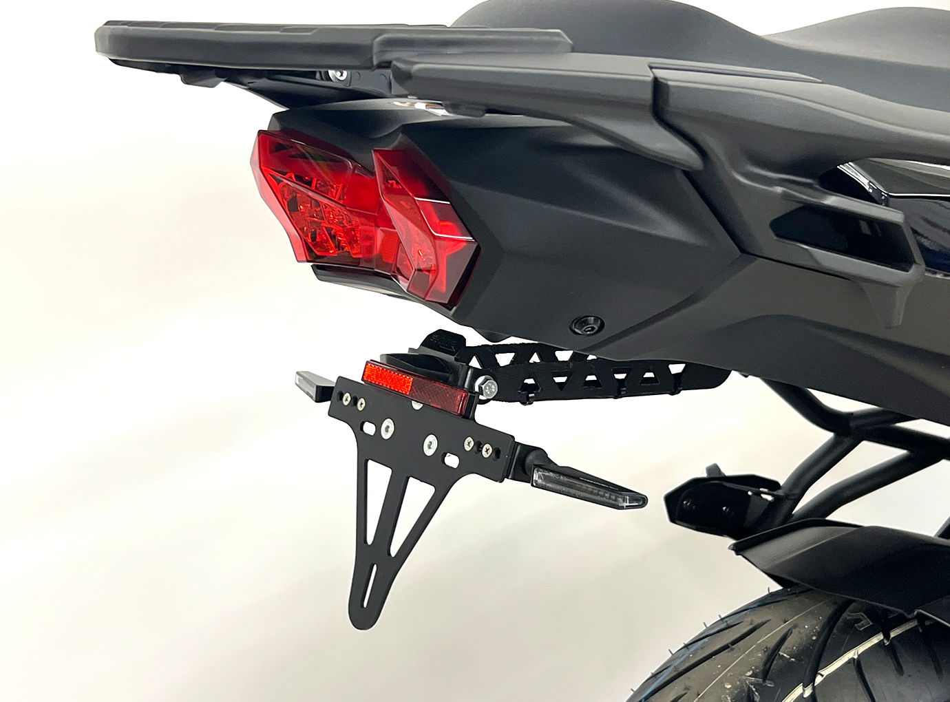 Soporte de matrícula alpha Technik para Kawasaki Versys 1000, Tipo LZT00C, a partir del año de modelo 2019 - y Versys 1100, Tipo LZT10A, año de modelo 2025-