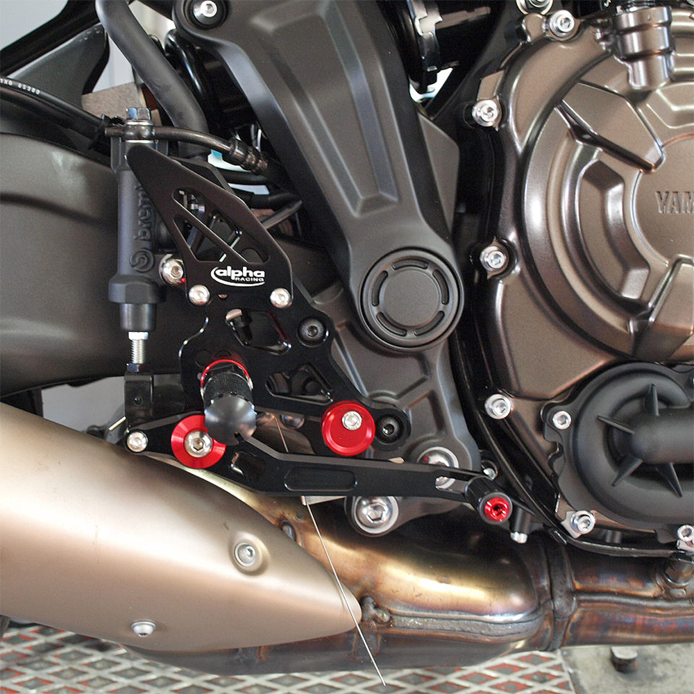 >TRACK< Sistema de estriberas negro Yamaha MT07 desde 2014 / MT07 Tracer desde 2017 / Tracer 700 desde 2018 / XSR700 desde 2016 ABE