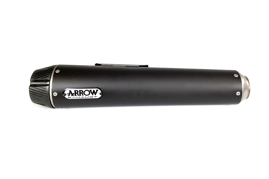 Silenciador trasero ARROW DARK REBEL de acero inoxidable negro con tapa final de carbono para Kawasaki Vulcan S 650/S 650 (Cafe) año de modelo 2017-2020
