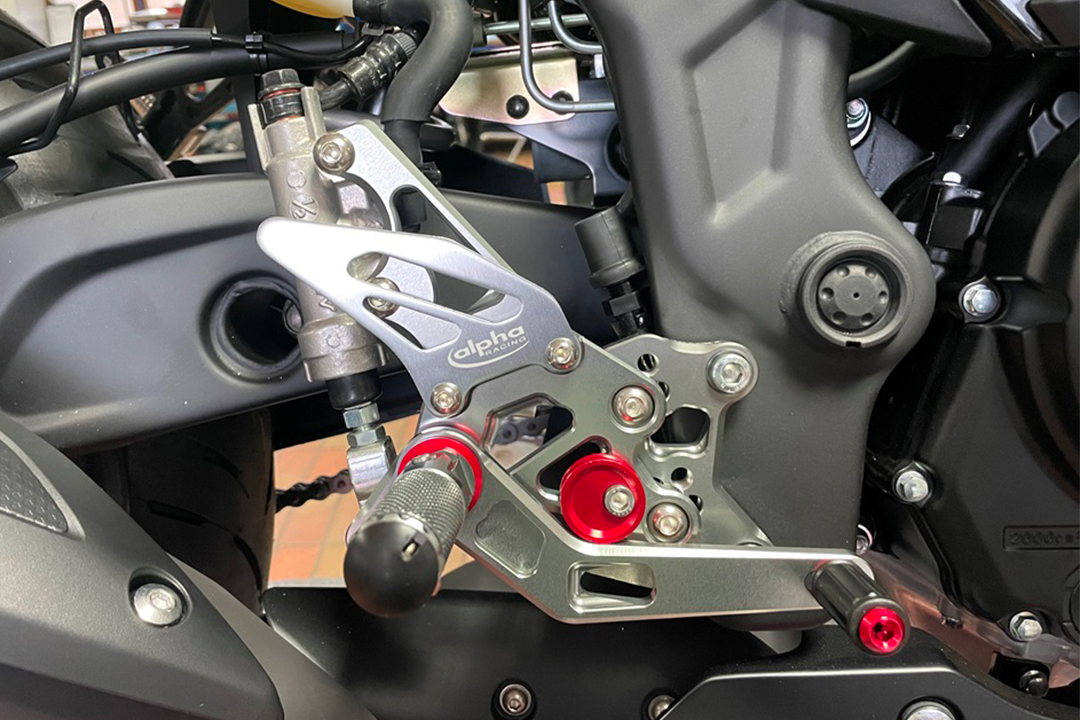 >TRACK< Sistema de estriberas negro Yamaha YZF-R3 / MT-03 a partir del año de modelo 2017-