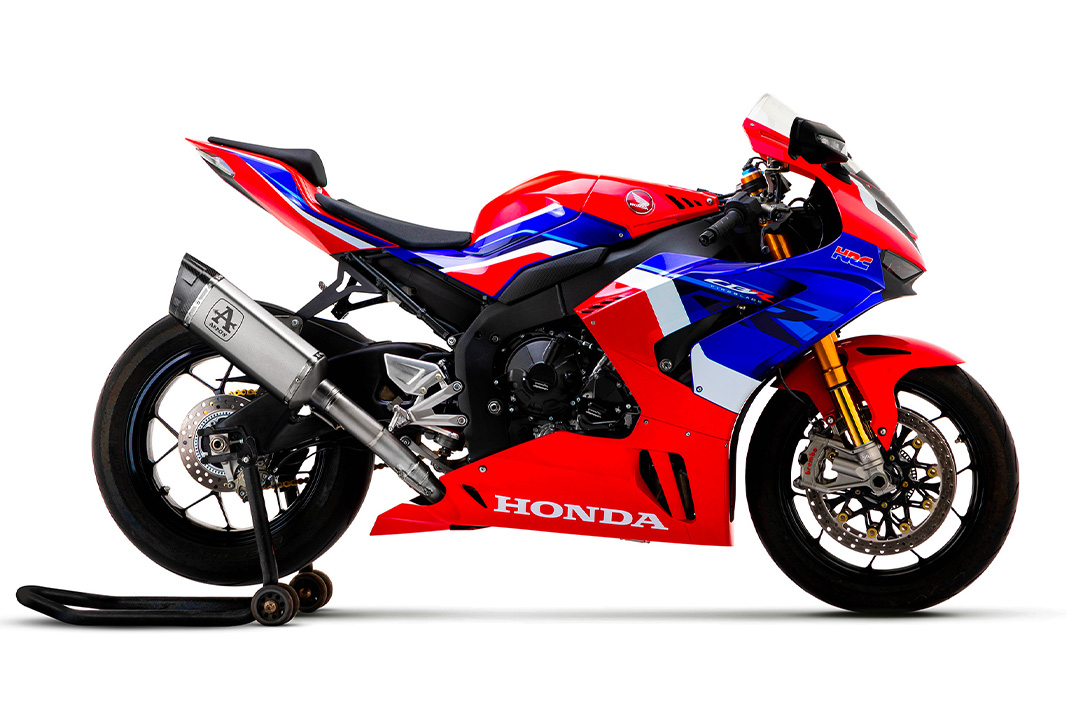 ARROW PISTA Titanio con tubo intermedio de titanio para Honda CBR1000 RR-R a partir del modelo año 2020-