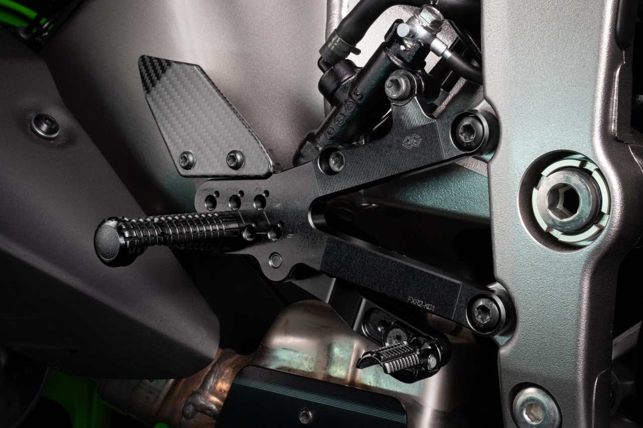 GILLES FXR2 reposapiés negro para Kawasaki ZX-6R 2024-
